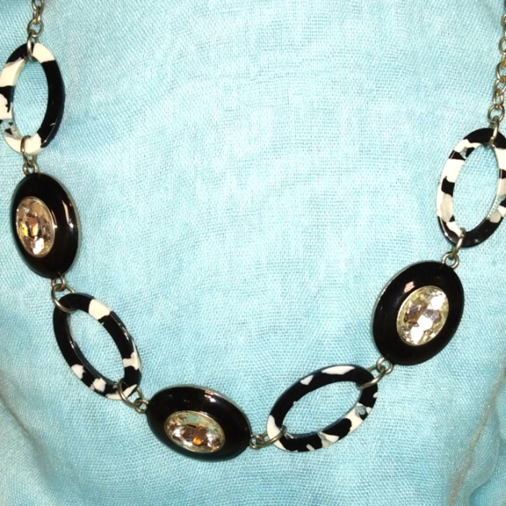 3-8-54 beautiful black and white acrylic and rhinestone necklace great condition